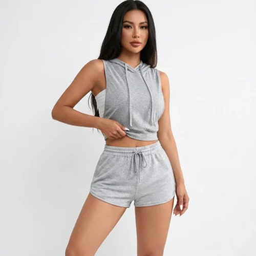 Conjunto deportivo de short y top con capucha
