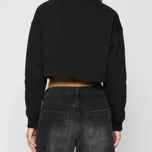 Suéter crop negro con cuello redondo