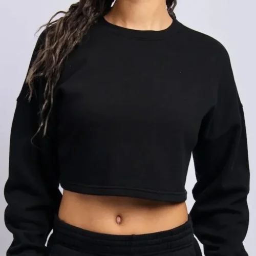 Suéter crop negro con cuello redondo